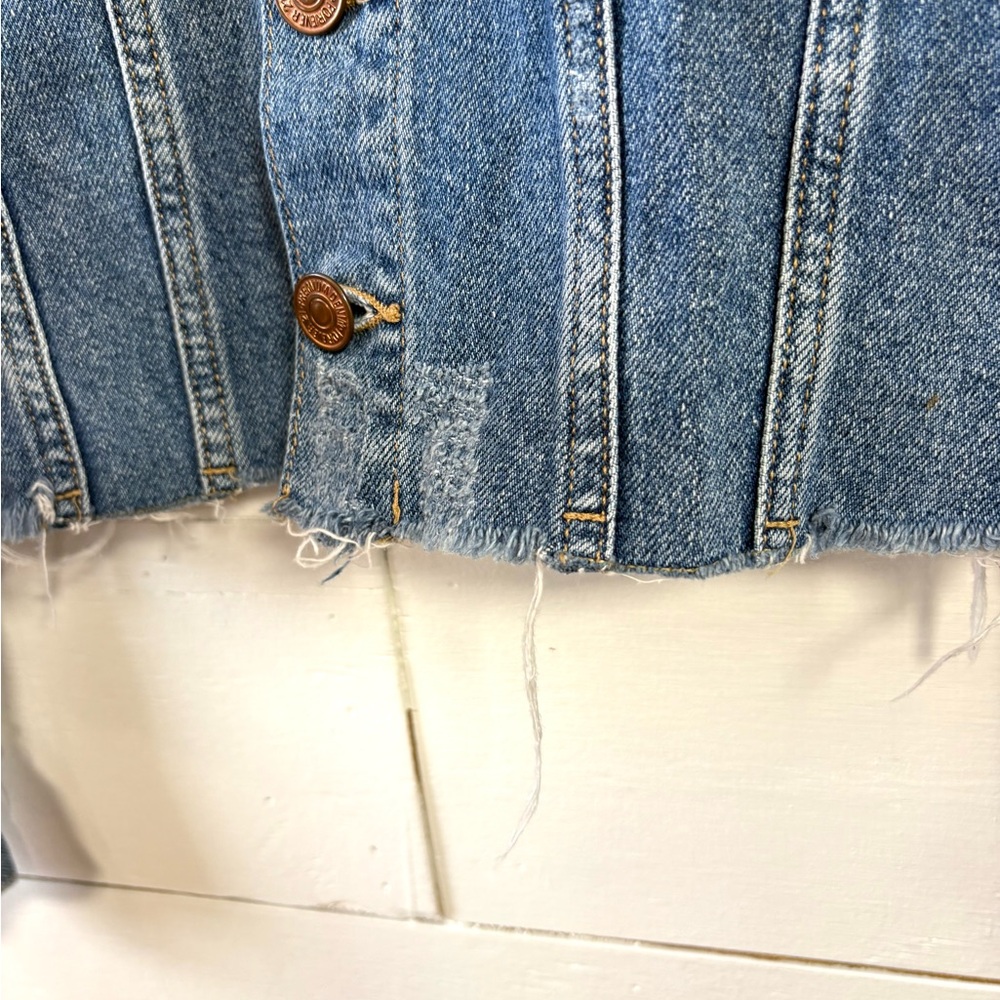 Forever 21 Distressed Cropped Denim Jacket Raw Hem Size S - Picture 7 of 10